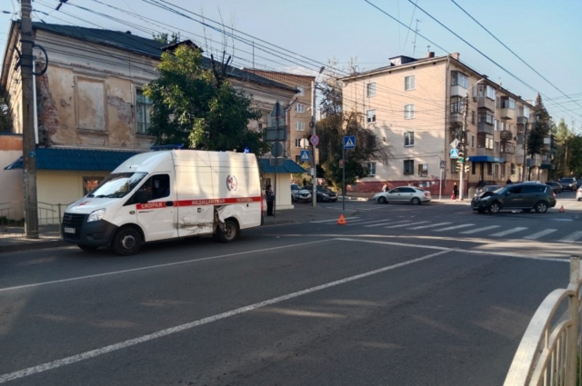   В центре Калуги легковой автомобиль столкнулся с машиной скорой помощи