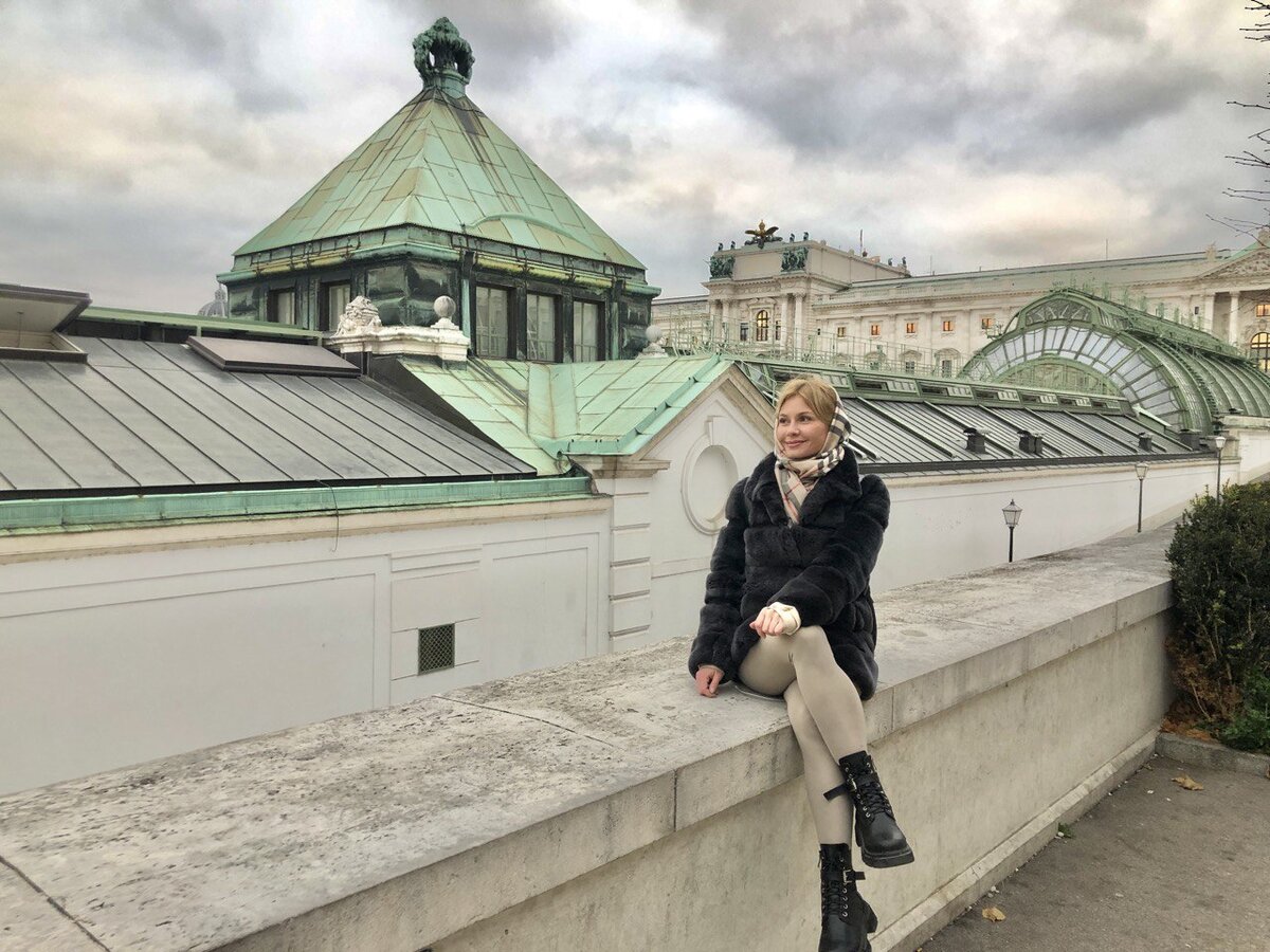 Это я в Вене, сижу и мечтаю путешествовать по миру не только в молодости, но и в старости, на пенсии