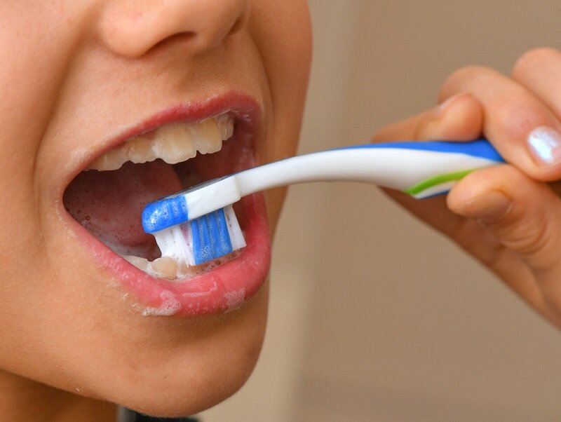 Из каких материалов и как делают зубные щетки?