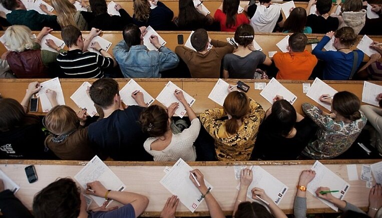  Акцию «Тотальный диктант» придумали студенты Новосибирского государственного университета. Первый диктант прошёл в его стенах 11 марта 2004 года в рамках мероприятия «Дни гуманитарного факультета НГУ». Всем желающим предложили проверить свою грамотность. В считанные годы идея охватила всю страну. 
