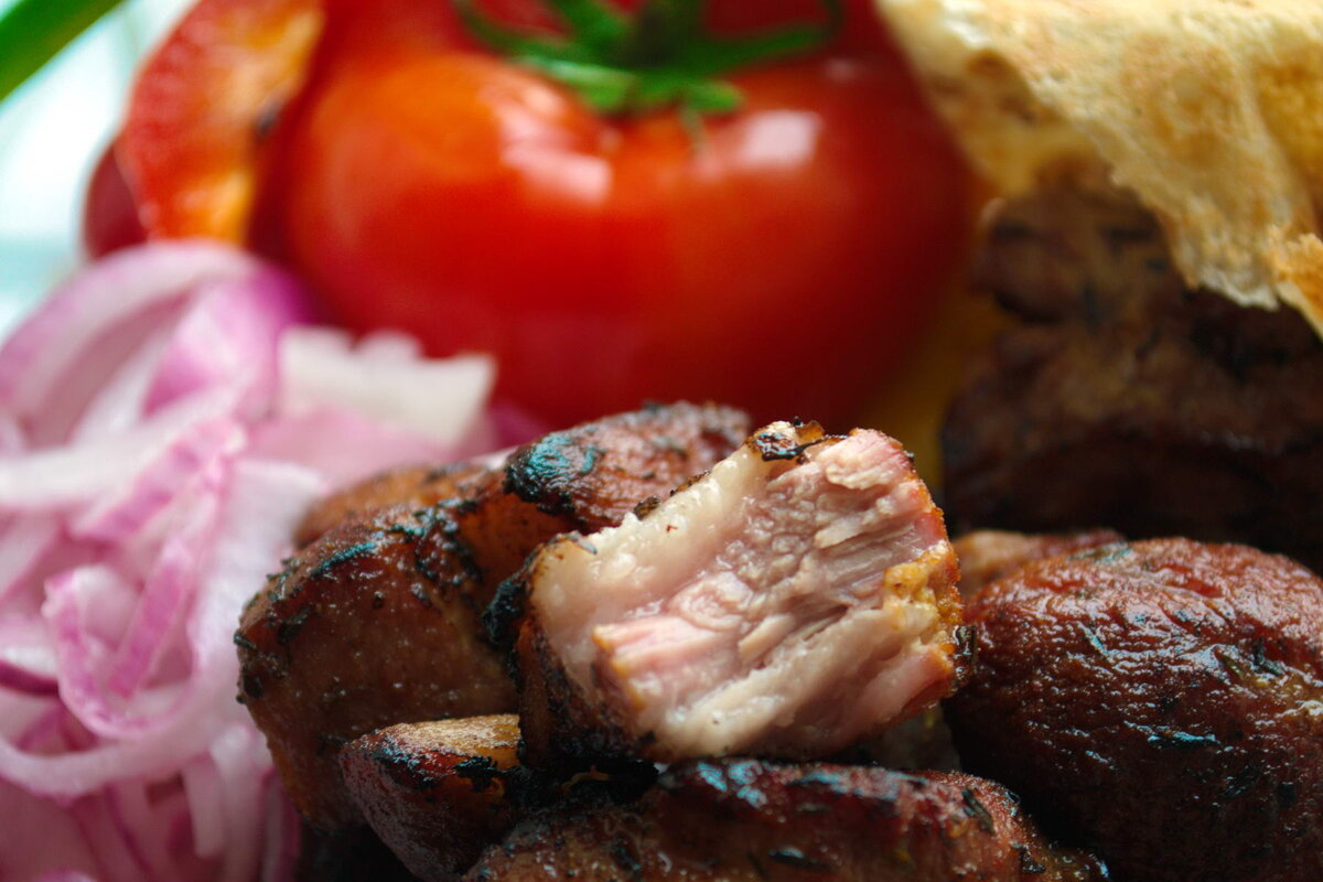 шашлык из свинины. красивый шашлык. мцвади хоровац. самый вкусный шашлык. шашлык свинина шея.