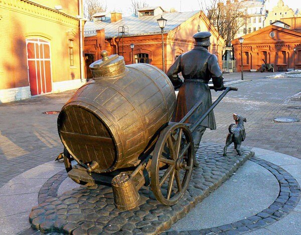 памятник золотарю