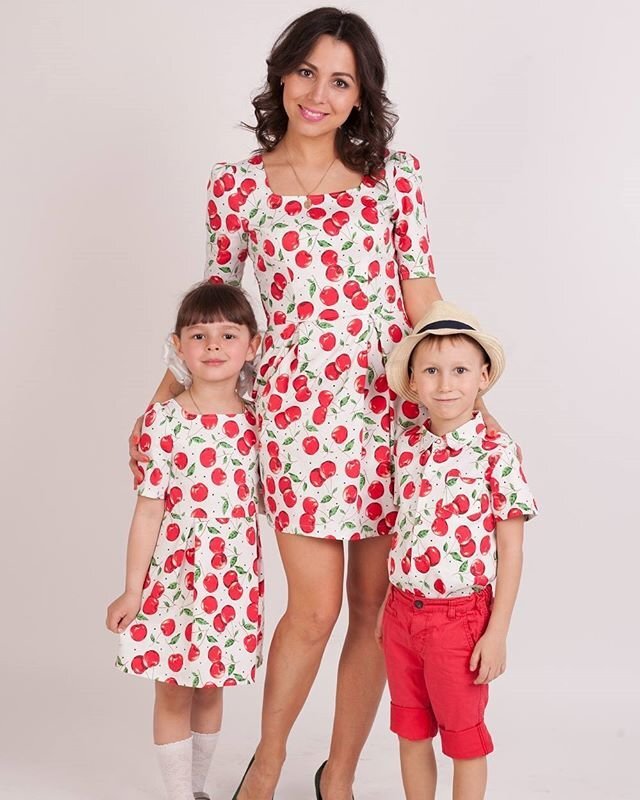 Фото из интернета. Сегодня уже стало модно - одинаковая одежда для мамы и её детей.