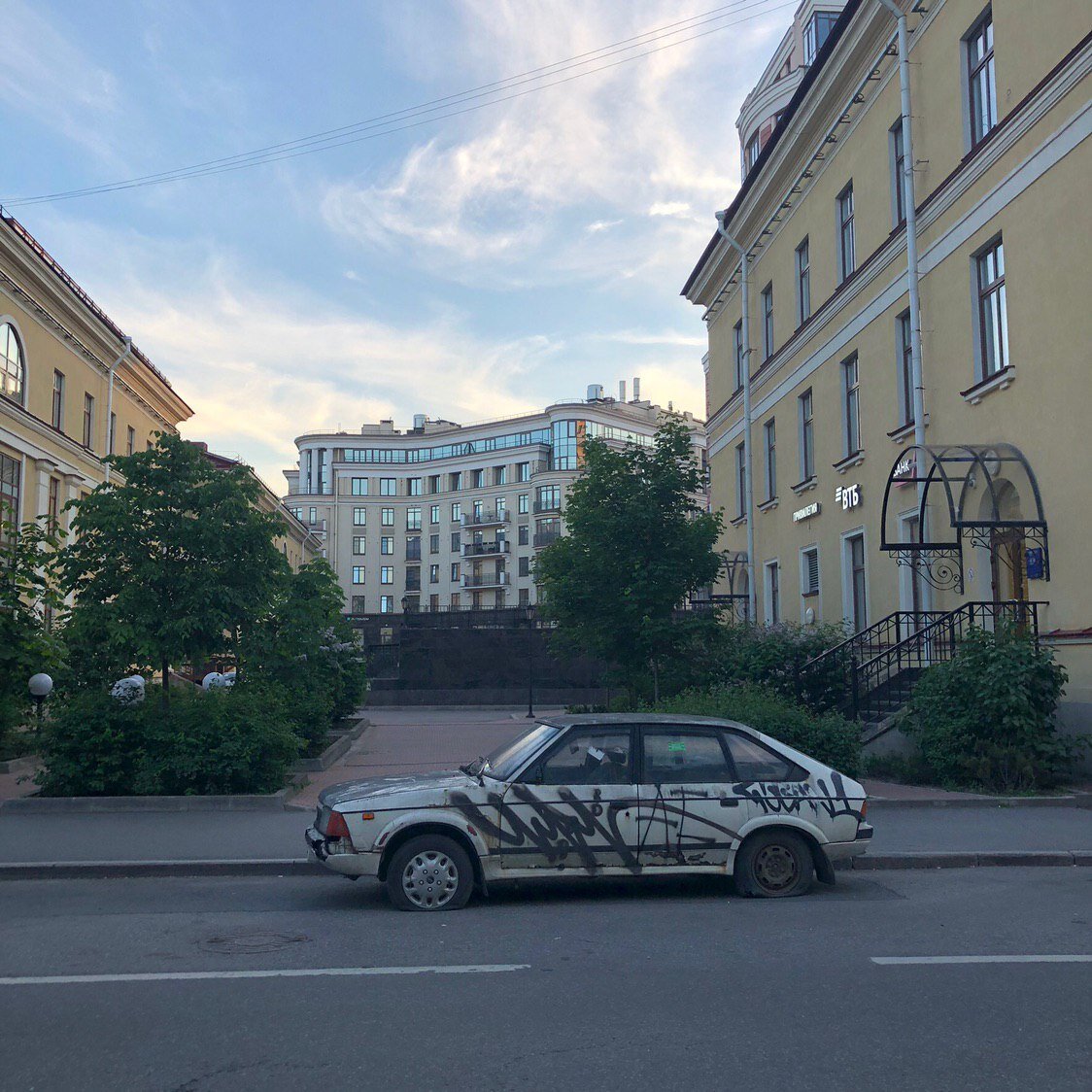 Чем еще плоха бесплатная парковка в городах? | Записки юной урбанистки |  Дзен