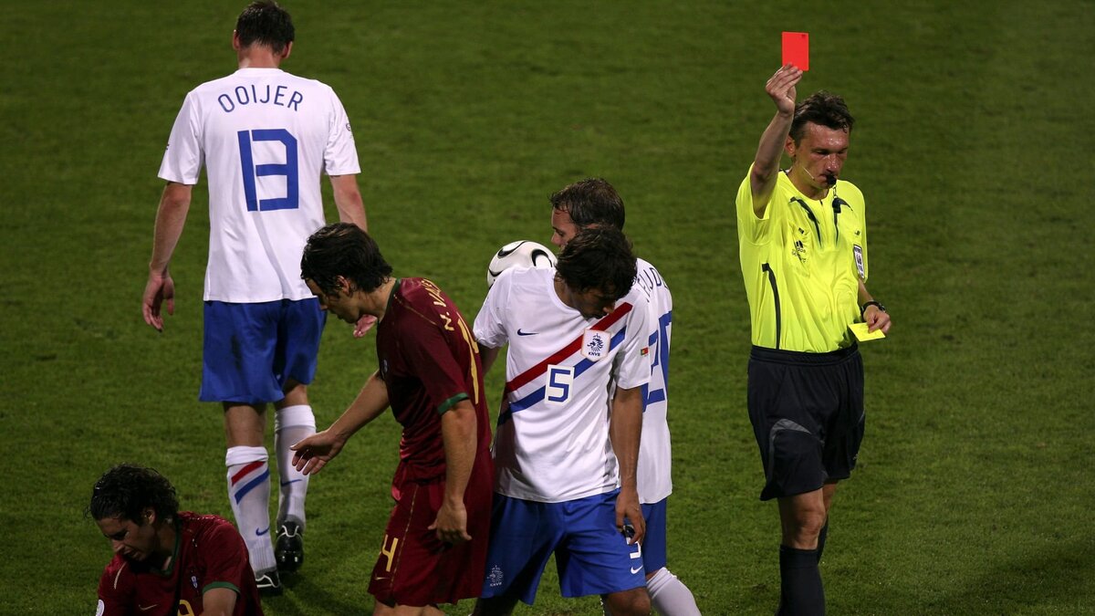 Наш арбитр стал одним из главных действующих лиц матча. Спорное достижение?