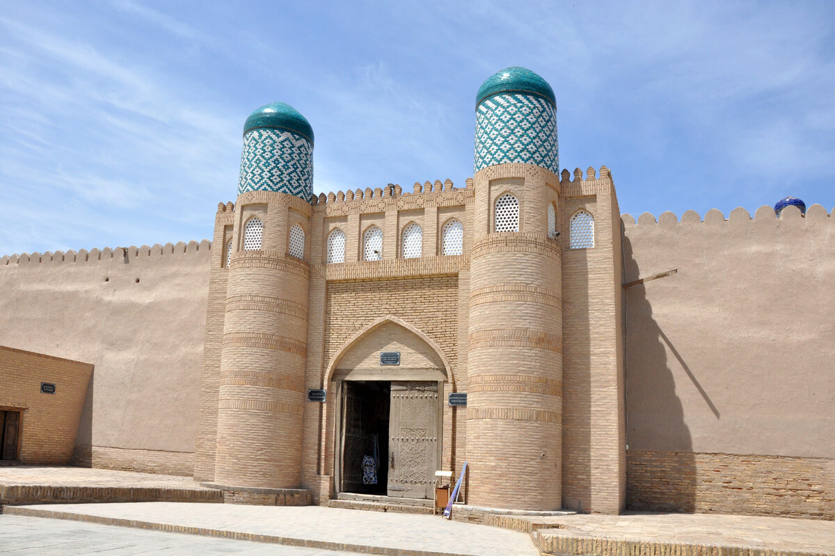 Восточные врата дворца Куня-Арк восстановлены в 1972 году по старым фотографиям. Слева от ворот располагалась тюрьма-зиндан.