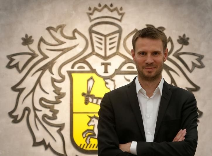 Оливер Хьюз