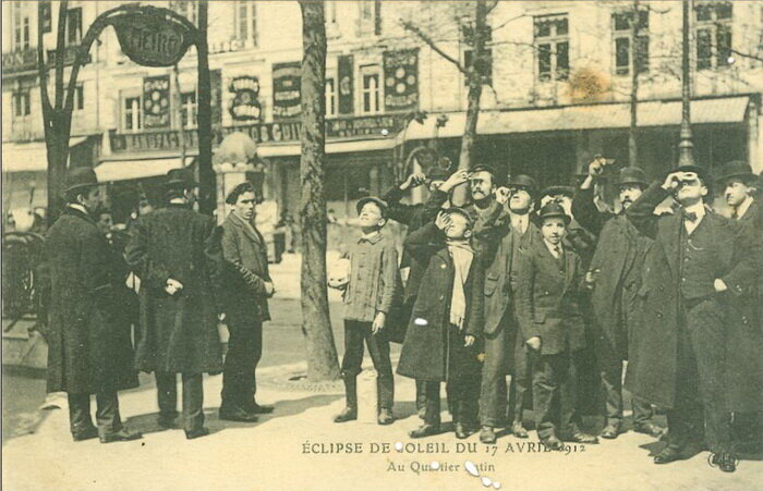 В начале 20-го века люди были хорошо осведомлены о природе этого явления и с удовольствием наблюдали за этим зрелищем через защитное стекло. В древние же времена люди верили, что страшный зверь поглощает солнце и наступает вечная тьма. Фото Латинского квартала 17 апреля 1912 года, Париж, Франция (http://yandex.ru/clck/jsredir)