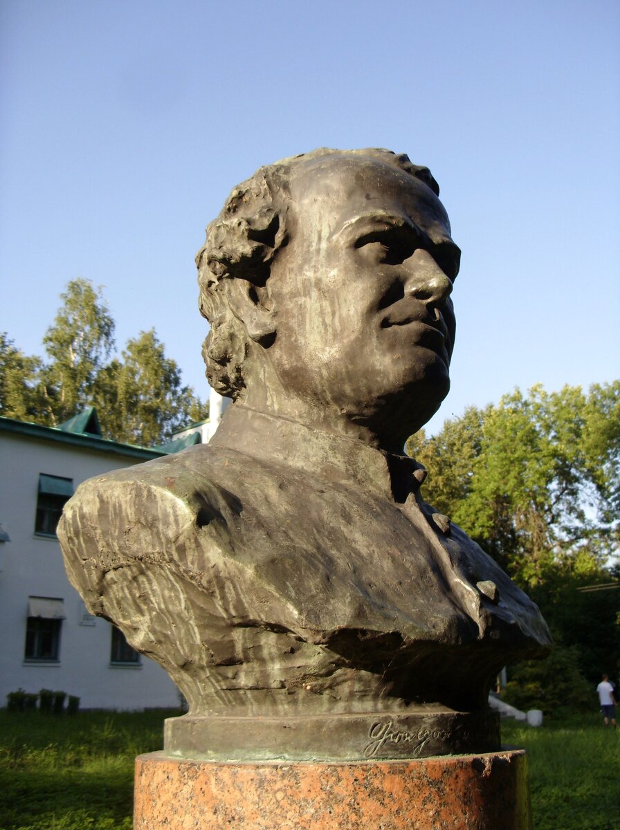 Памятник Грегору Менделю в Колтушах. Фото из Википедии                                                                            
