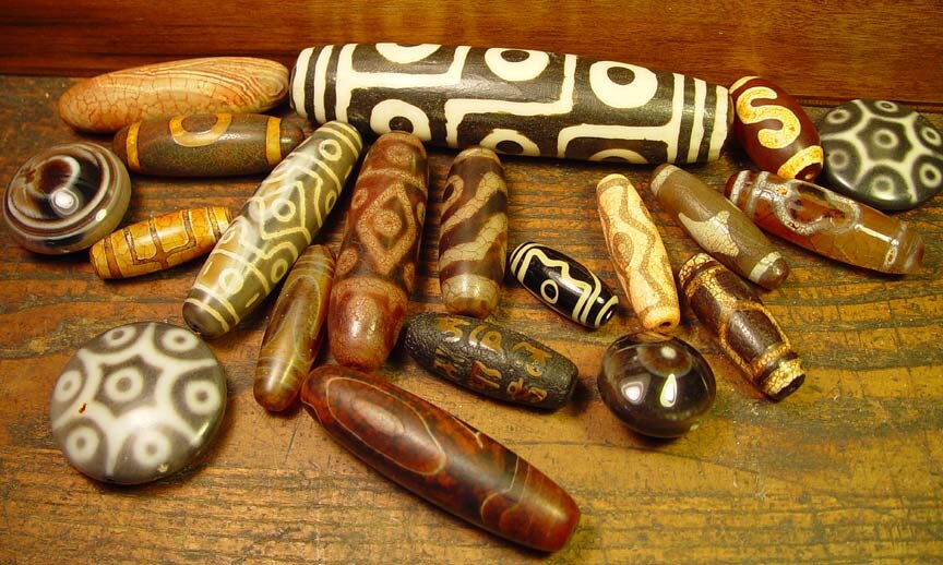 Бусины Дзи. Различная форма камней и рисунков