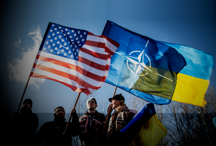 Флаги Украины, НАТО и США в руках у митингующих украинцев