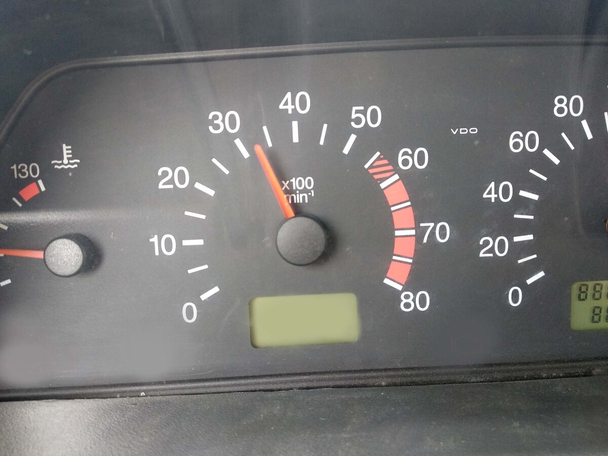 Тахометр показывает обороты двигателя авто. Фото автора, канал АВТОБЛОГЕР в Яндекс Дзен.