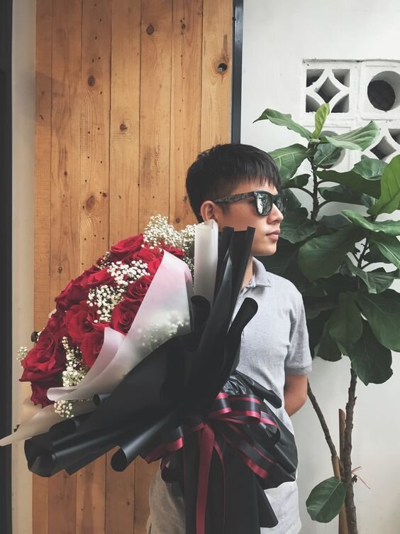 В Корее черная упаковка очень популярна. На фото Красные розы с гипсофилой.