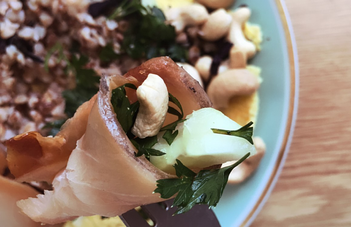 Мой обед: гречневая каша, масляная рыба, огурец, зелень, орехи кешью, кокосовое масло