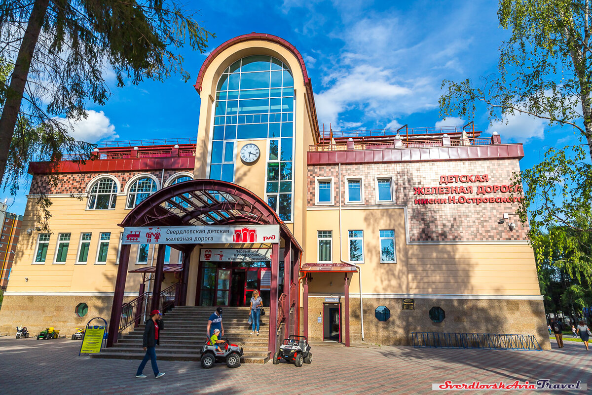 Первое что поражает при входе в парк, так это огромное здание нового вокзала! Да именно вокзала, т.к. станцией это уже не назовешь.