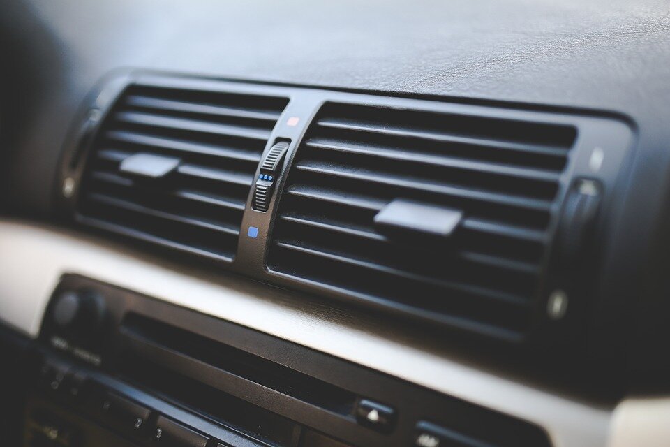 https://cdn.pixabay.com/photo/2015/05/31/11/54/car-791346_960_720.jpg