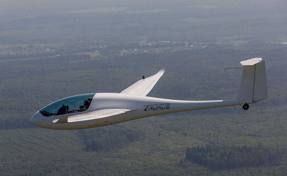 самолеты летаю со скоростью. инверсионный след от самолета.