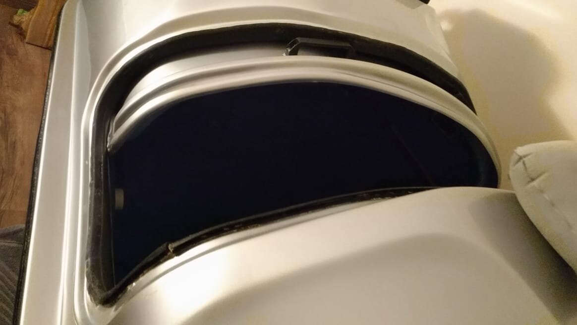 Туда надо залезать. Изнутри есть ручки, чтобы держаться, когда встаешь, и другие - чтобы закрыть крышку. В отзывах люди жалуются на духоту внутри камеры. Я ничего такого не почувствовала.