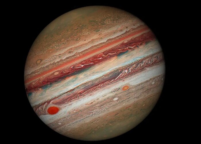 Примерно с середины XVII века астрономы имеют возможность лицезреть Большое Красное пятно, курсирующее в атмосфере Юпитера