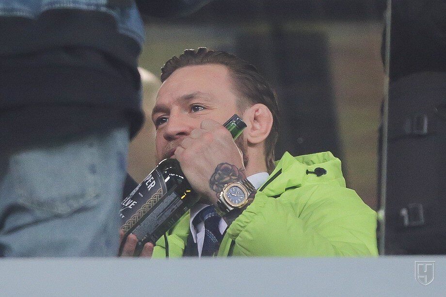 Фото: www.championat.com / Не знаю, что Конор забыл на этом матче, но его продукт явно пошел на ура у болельщиков после игры :)