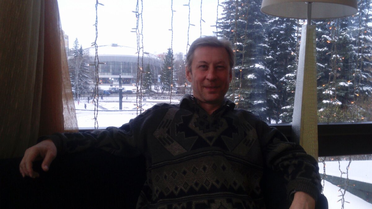 За Лёшей - госцирк, и сидим мы, разумеется в "Искре".