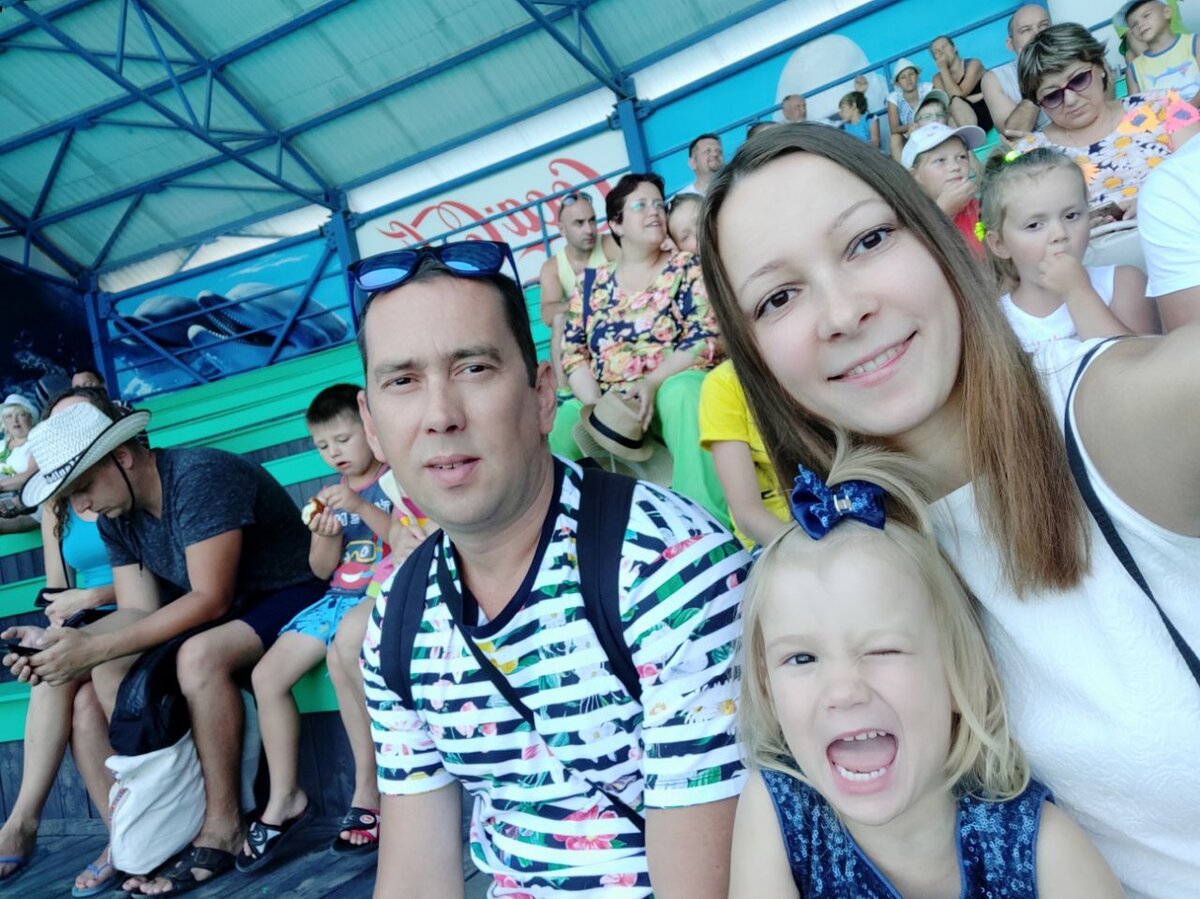 В Дельфинарии в г. Ейске на Азовском море)