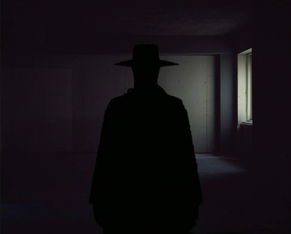 Человек в плаще и шляпе. Тень человека в шляпе. Тень мужчины в шляпе. Человек в черной шляпе. Шляпа тень