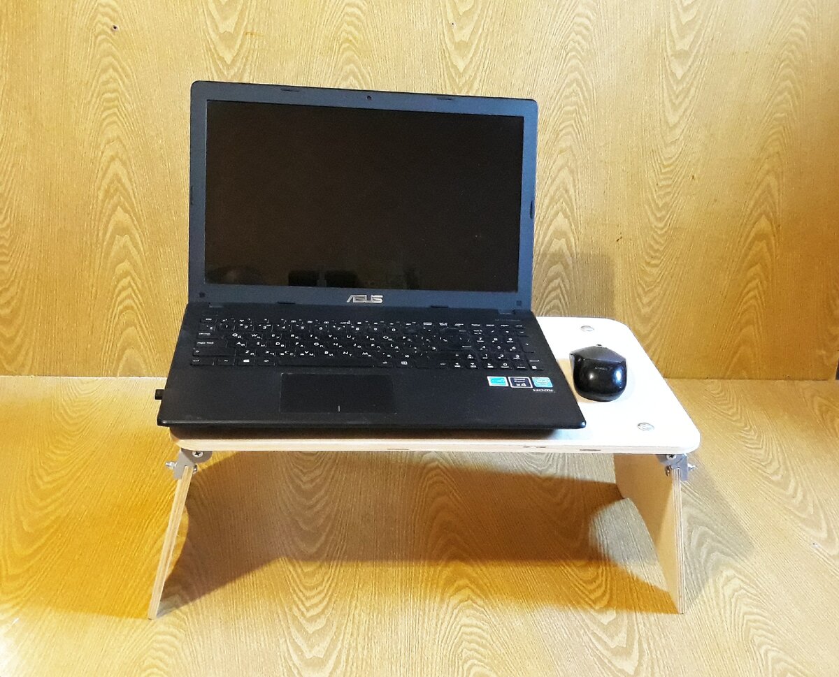 Вид столика с ноутбуком