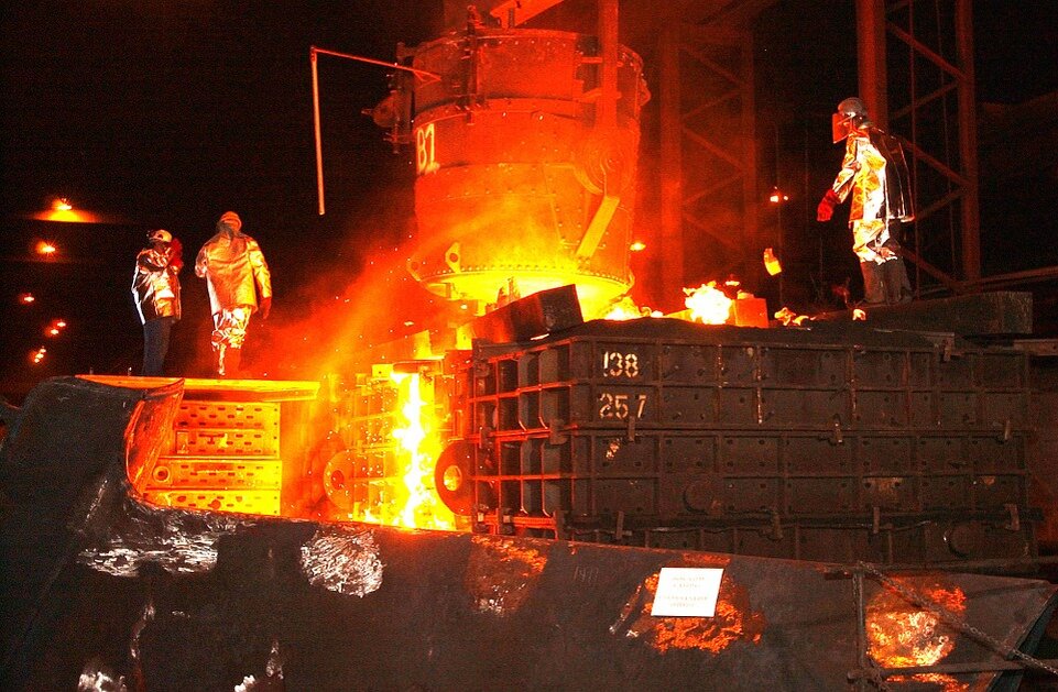 Источник: https://cdn.pixabay.com/photo/2015/01/29/19/04/steel-mill-616536_960_720.jpg1