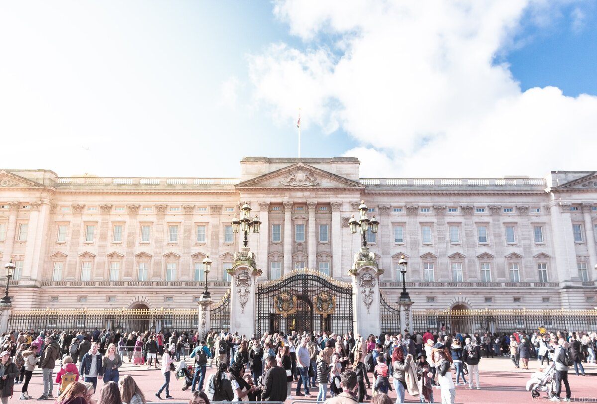 Можно заметить, что флаг поднят, а значит Королева у себя. Никакой приватности, даже за хлебом сходить спокойно нельзя, все сразу узнают.