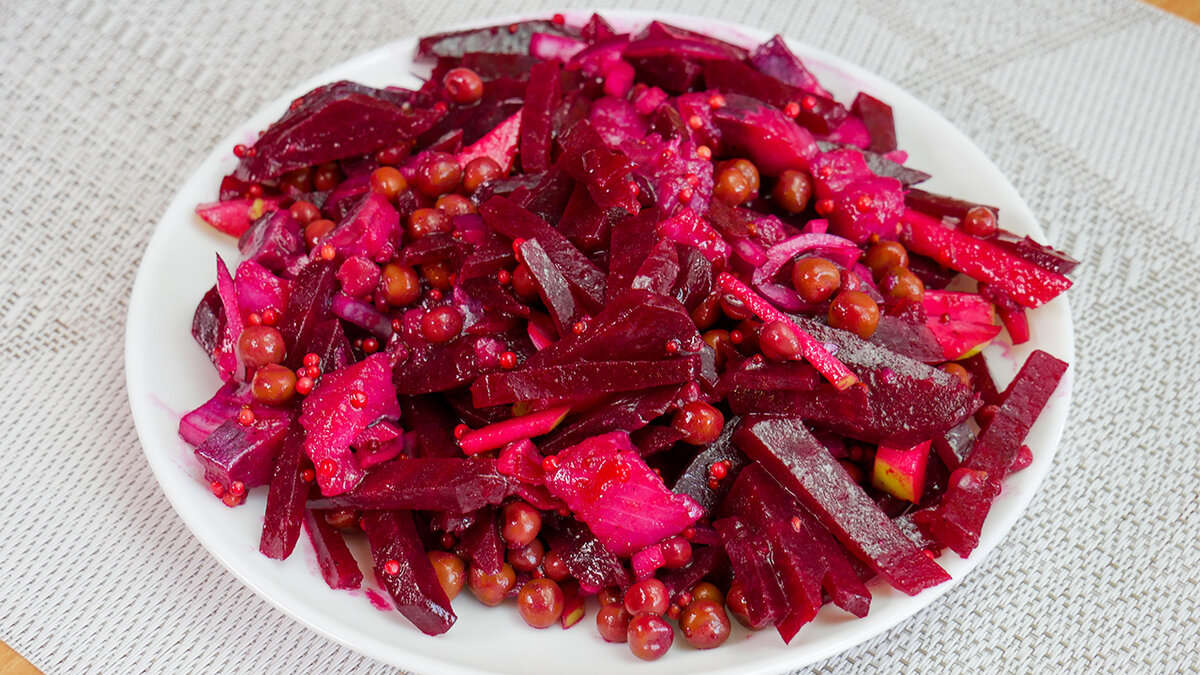 салат из свеклы, селёдки и горошка