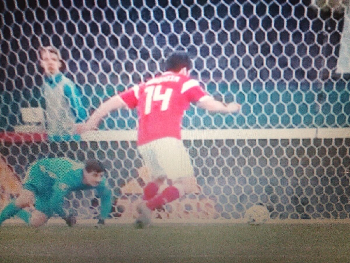 Джикия забивает гол престижа в концовочке матча. 