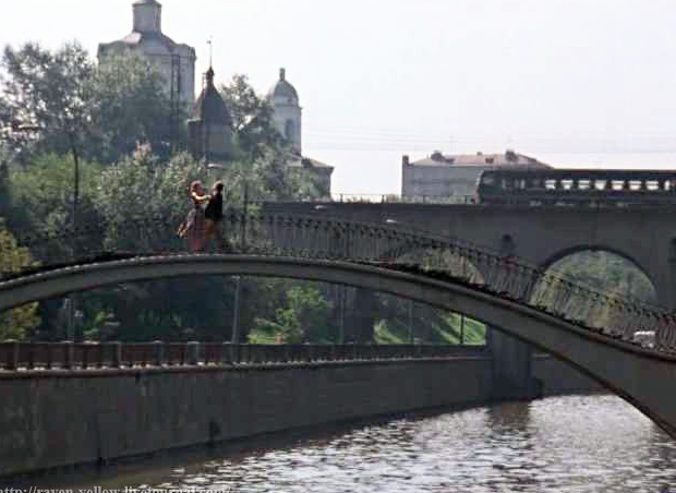 Прогулка Риты и Костика. Мост через Яузу, а сзади - Спасо-Андроников монастырь