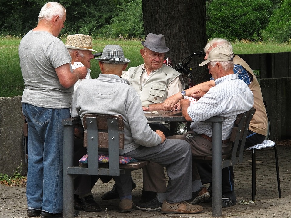 https://cdn.pixabay.com/photo/2017/07/13/15/40/pensioners-2500846_960_720.jpg