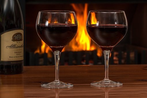 https://cdn.pixabay.com/photo/2017/06/26/12/49/red-wine-2443699__340.jpg