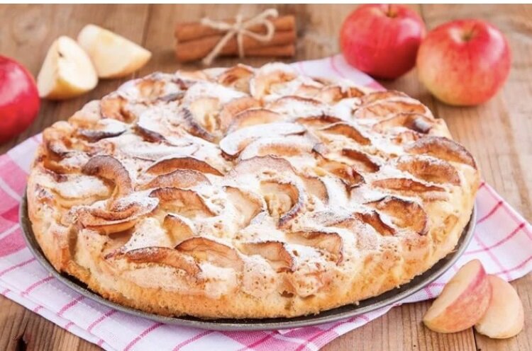 Можно выложить дополнительно яблоки сверху и посыпать сахарной пудрой