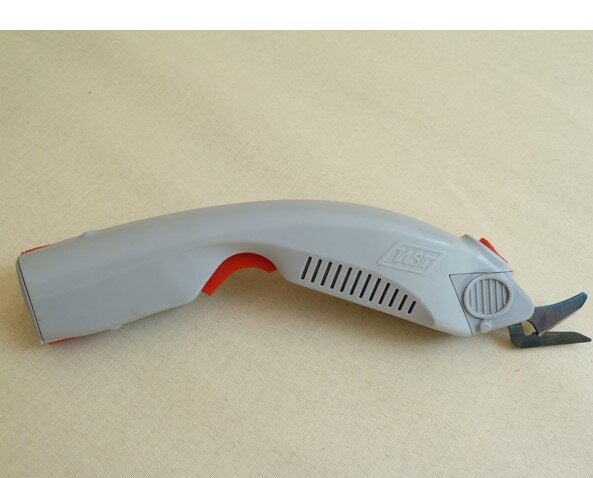 Фото 1. Электроножницы позволяют без хлопот резать любые материалы.