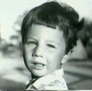 Довольно часто Сергей оставался один. И, наверное, в это время к нему приходили первые детские фантазии, где он мог представить себя лихим всадником или бесстрашным героем, приходящим на помощь обиженным.