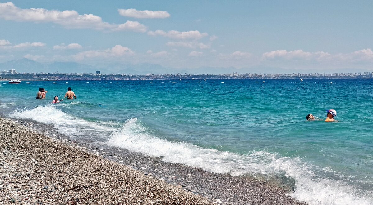 Вода в анталии на 14. Галечный пляж "Коньяалты". Анталия побережье какого моря. Анталия спец пляж дляколясочниеоа. Какой океан в Турции Анталия.