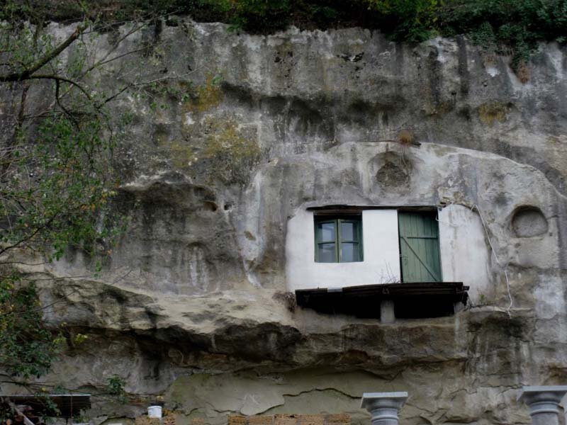 Дома в пещерах и улицы с крышами из скал - наверное, самый необычный город в мире