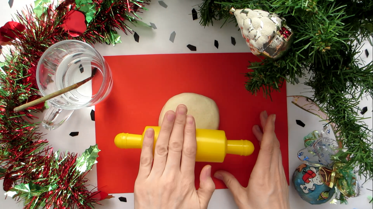 Чтобы не было скучно малышу, всегда напеваю: «Катаем, катаем, ка-а-а-таем, катаем» :)