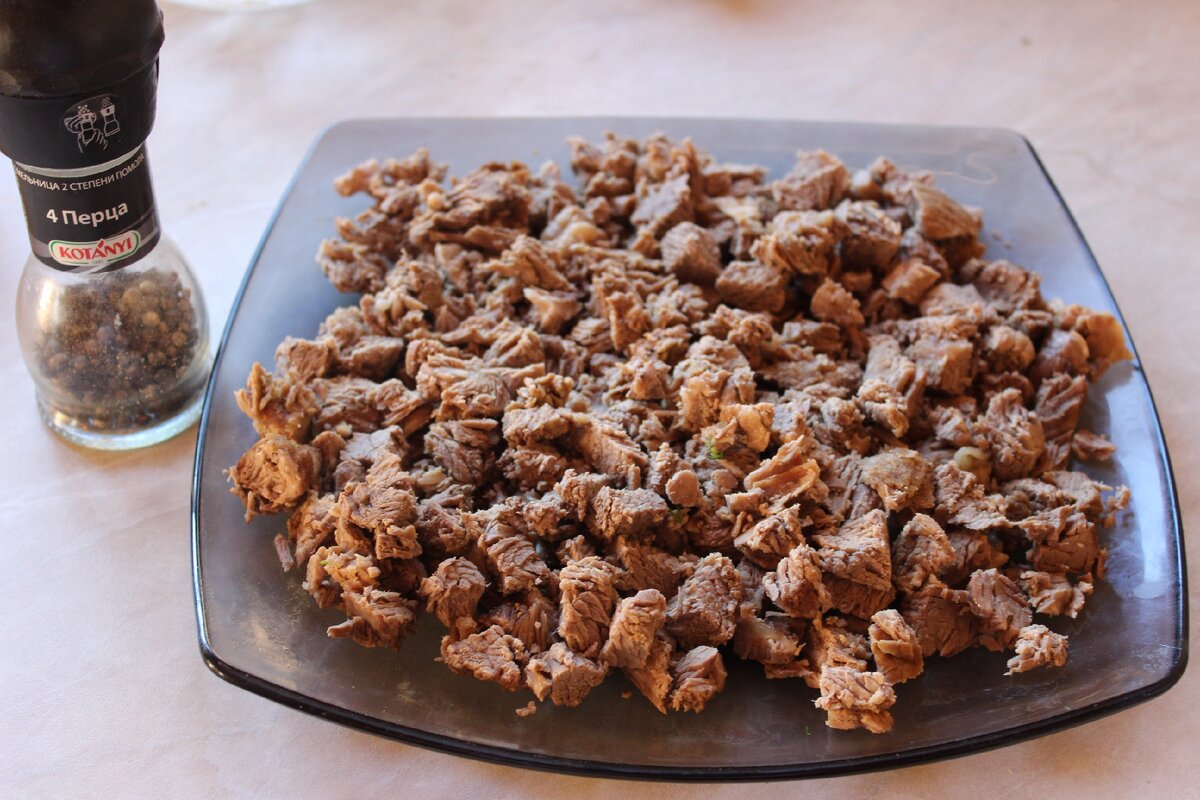 Отварную говядину нарезать кубиками ,сверху поперчить и чуть присолить.Смазать майонезом.