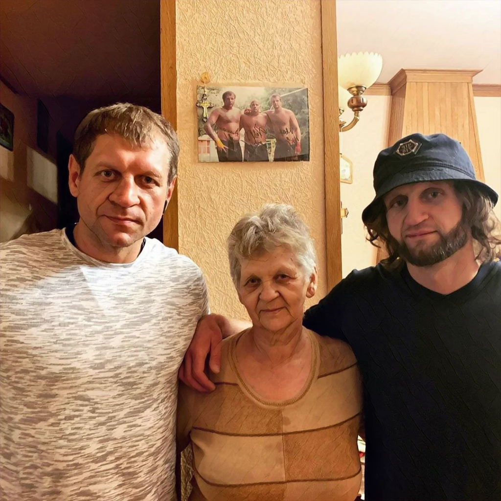 Братья с матерью .Фото взято из инстаграма Алексея Емельяненко