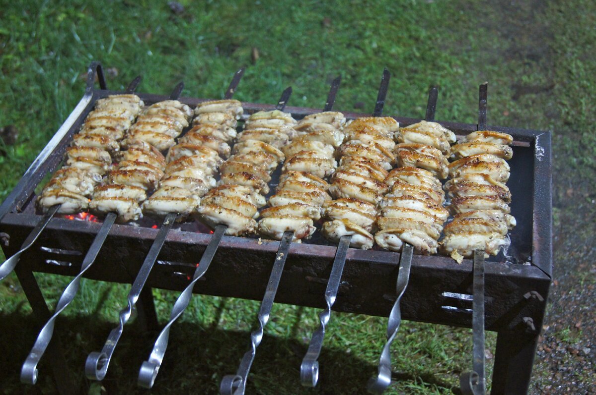 курица на углях. куры на углях кузнецк. куриные крылышки bbq. тарелка блюдо черное. кура на углях пенза.