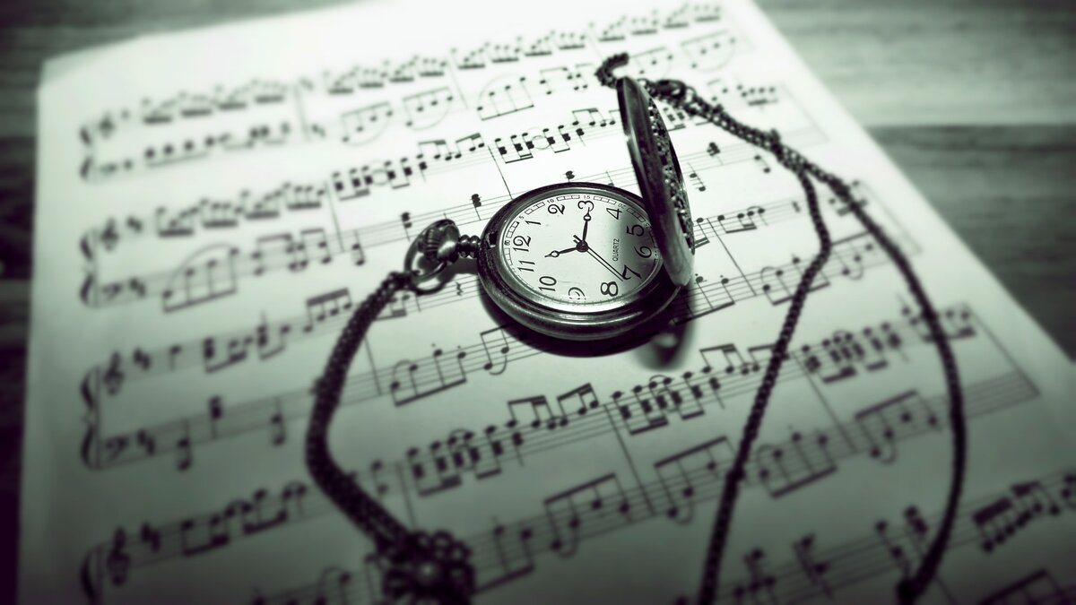 Историческая точность. Музыка картинки. Музыка и время. Часы с нотами. Музыка и время картинки.