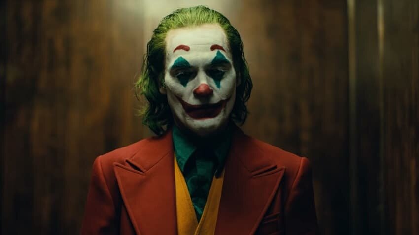  
Финал мрачного нуарного кинокомикса «Джокер» (Joker) легко может удивить и даже поставить в тупик. Дело в том, что режиссёр и сценарист Тодд Филлипс отбросил все стандарты комиксов и снял реалистичную драму о простом человеческом одиночестве, социальной несправедливости и безумии. Смысл фильма в том, что хороших людей в Готэме попросту не существует. Но концовка и вовсе может вывернуть мозг наизнанку, если cесть и спокойно задуматься хоть на минуту. Что на самом деле произошло с Артуром Флеком? Стал ли он тем самым Джокером, на которого в будущем будет охотиться Бэтмен? Ниже вы найдёте подробные разбор и объяснение концовки и сюжета картины.

Далее - страшные спойлеры! Остерегайтесь, если ещё не посмотрели кино!

Начну с того, что на протяжении всего «Джокера» показывают злоключения маленького человека Артура Флека, страдающего психическим заболеванием. Постепенно немногие окружающие, что не вытирали об него ноги, начинают отворачиваться от главного героя, а сам он оказывается на обочине серой и унылой реальности. Первые убийства окончательно надламывают психику Флека, а последующие события (например, он узнаёт, что в детстве его усыновили, мать - сумасшедшая, а Томас Уэйн ему вовсе не отец) по чистой случайности превращают Артура в символ сопротивления простых людей тирании богачей, а также в короля нового преступного мира Готэма.
