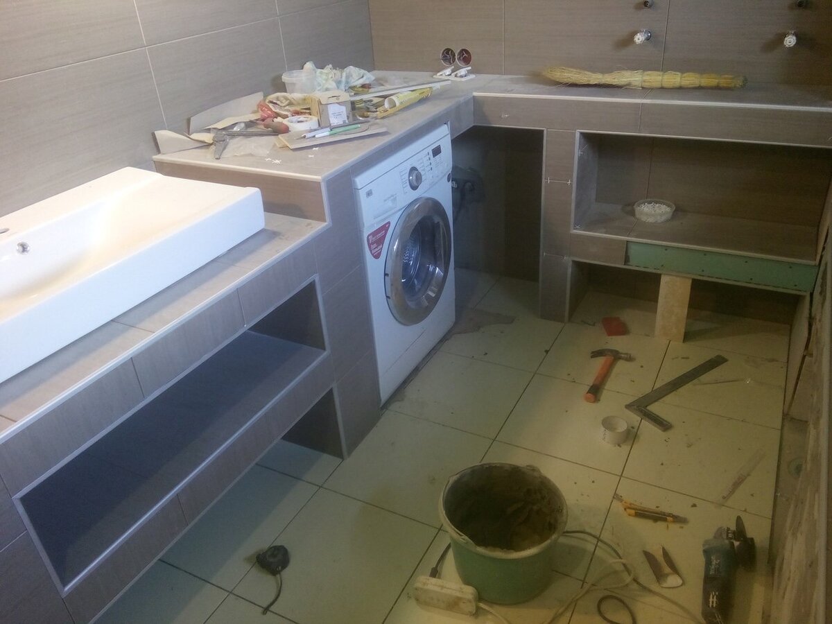 Мужчина в ванной сделал оригинальный ремонт из гипсокартона. Фото До/После.