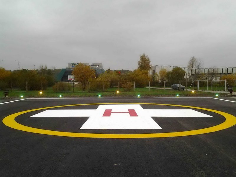 Красная "H" на фоне белого креста