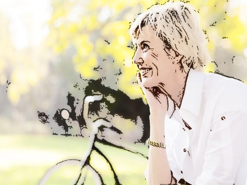 Счастливая женщина среднего возраста