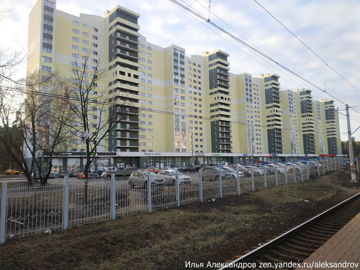 Станция Фабричная в обед. Многие места заняты работающими в Москве.